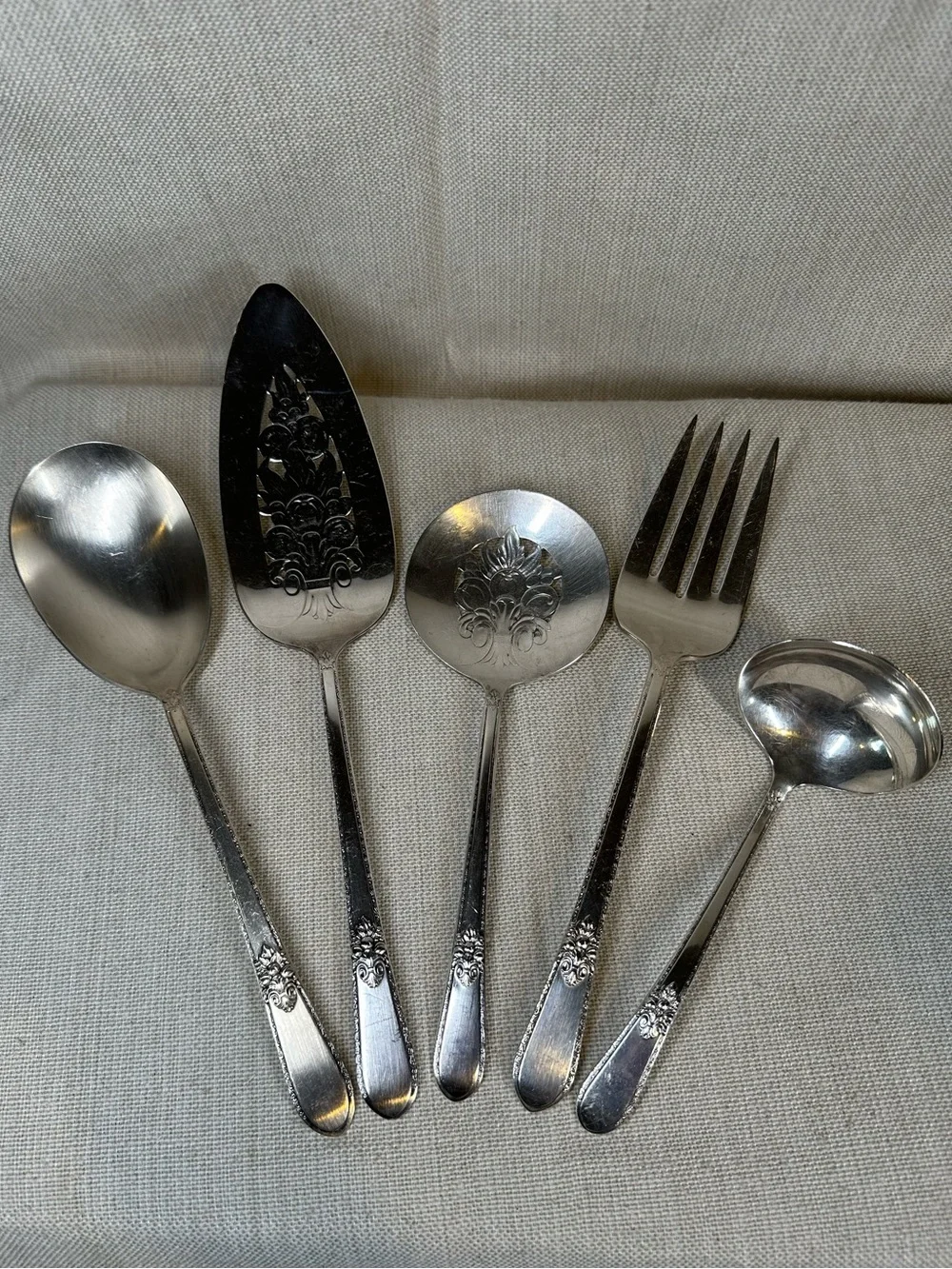 1847 VINTAGE Rogers Bros Adoration Silver Plated Hostess Set of 5